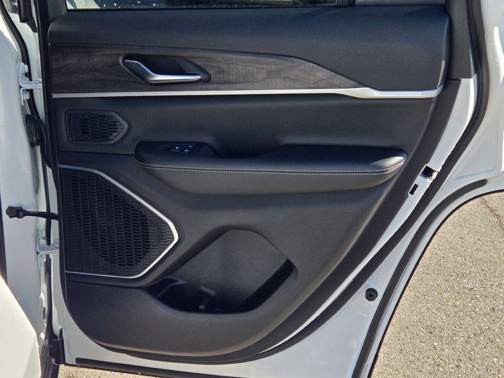 new 2026 Jeep Grand Cherokee car, priced at $45,007