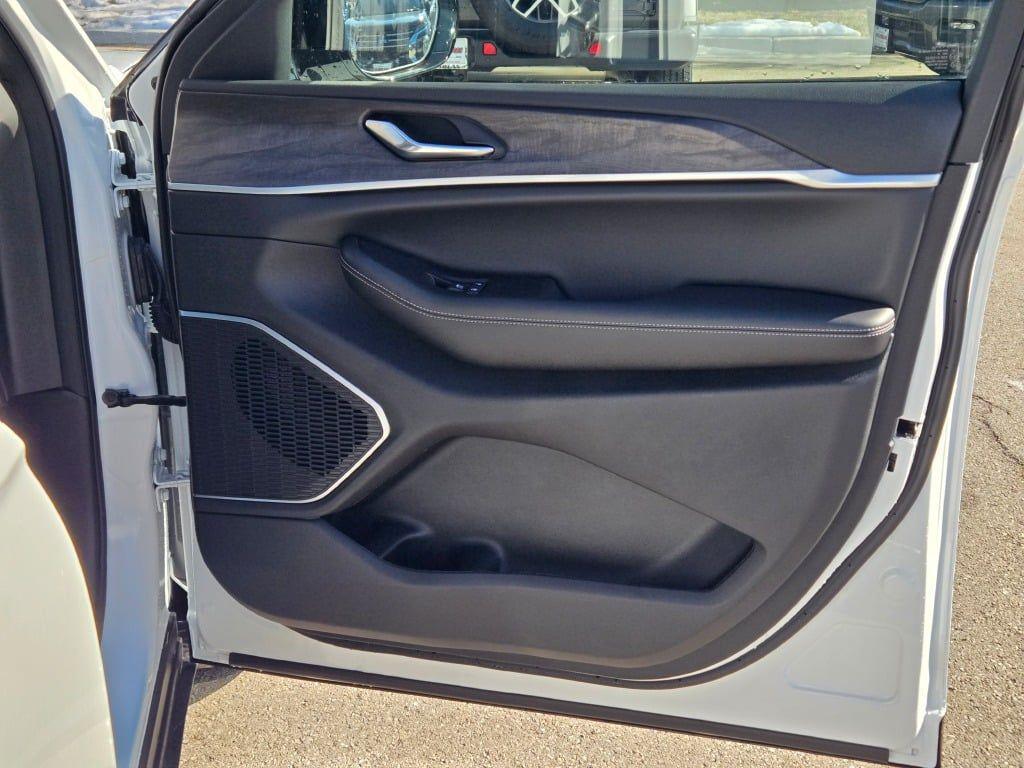 new 2026 Jeep Grand Cherokee car, priced at $47,907