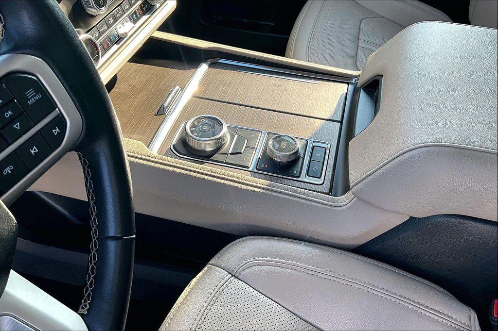 used 2024 Ford Expedition car, priced at $41,132