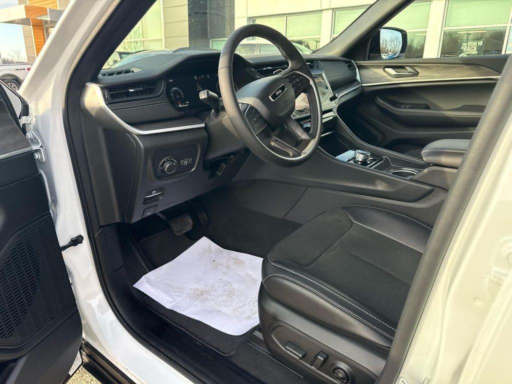 new 2026 Jeep Grand Cherokee car, priced at $48,925