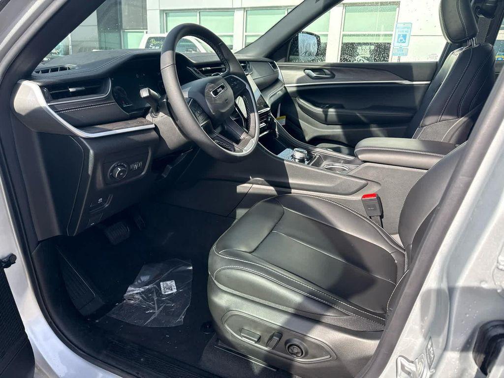new 2025 Jeep Grand Cherokee car, priced at $51,398
