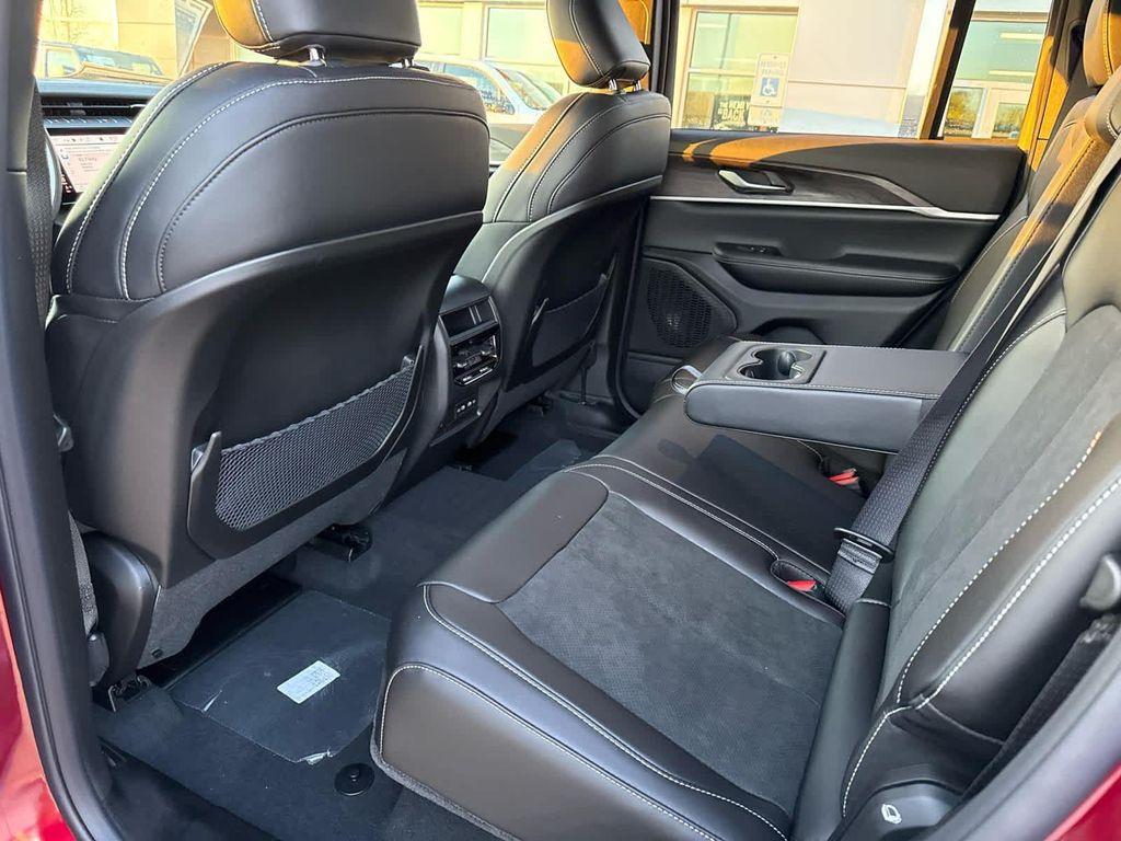 new 2026 Jeep Grand Cherokee car, priced at $48,925