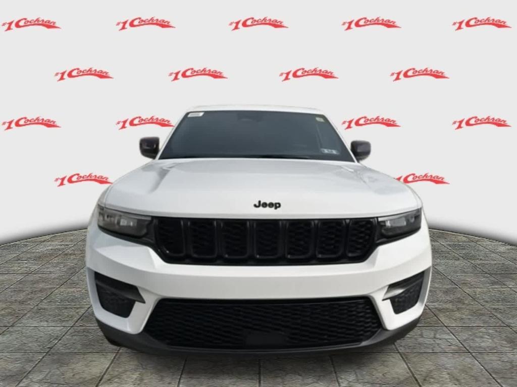 new 2025 Jeep Grand Cherokee car, priced at $42,990