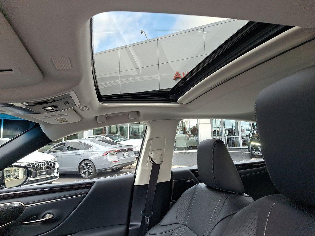 used 2021 Lexus ES 300h car, priced at $34,400