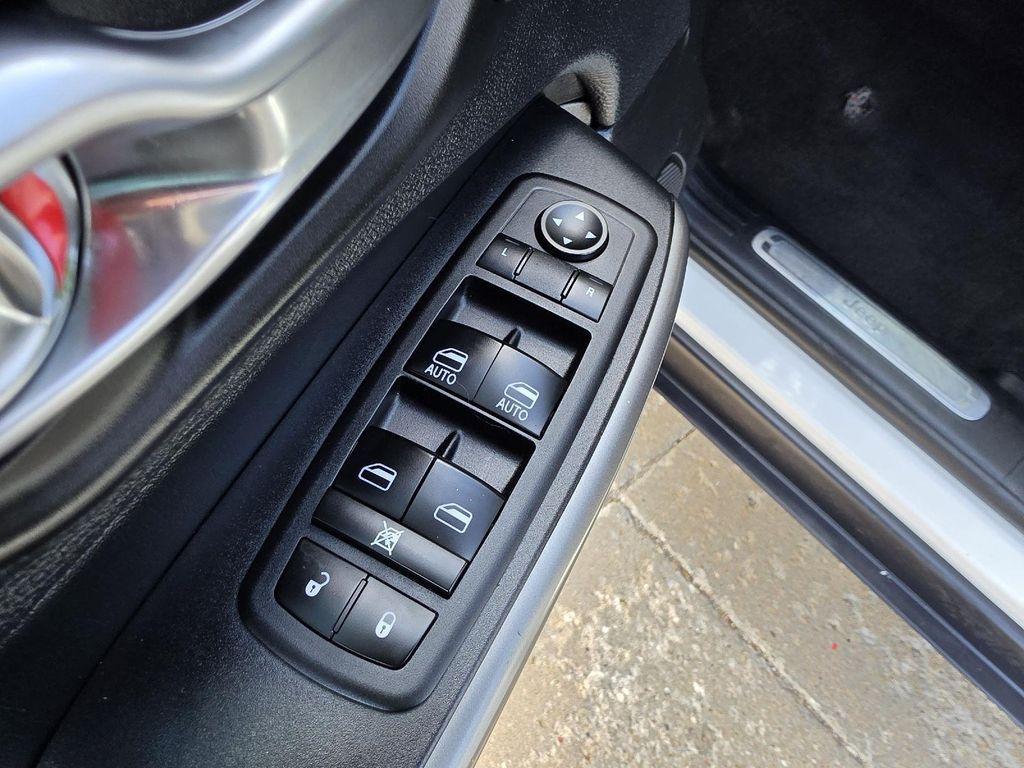 used 2020 Jeep Cherokee car, priced at $14,086