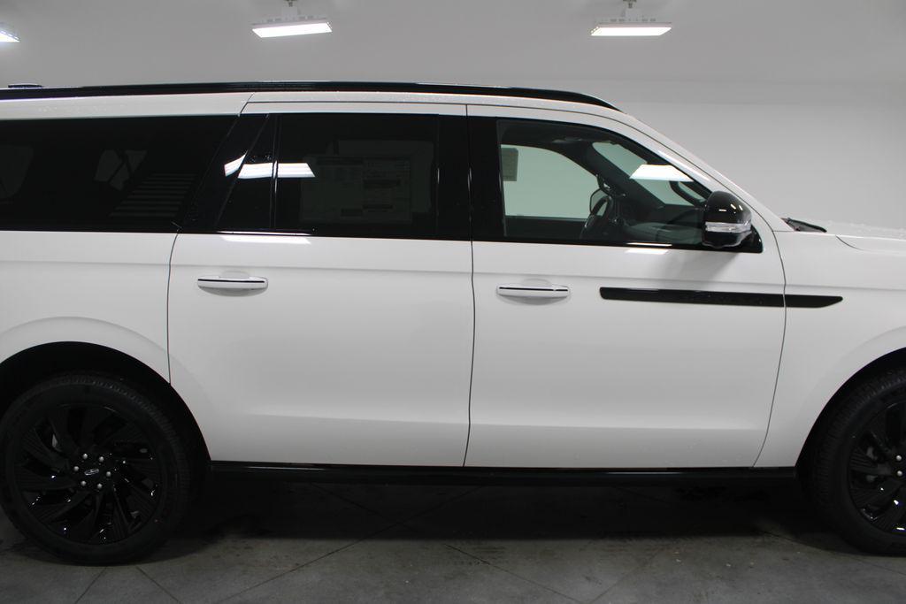 new 2025 Lincoln Navigator car, priced at $109,994