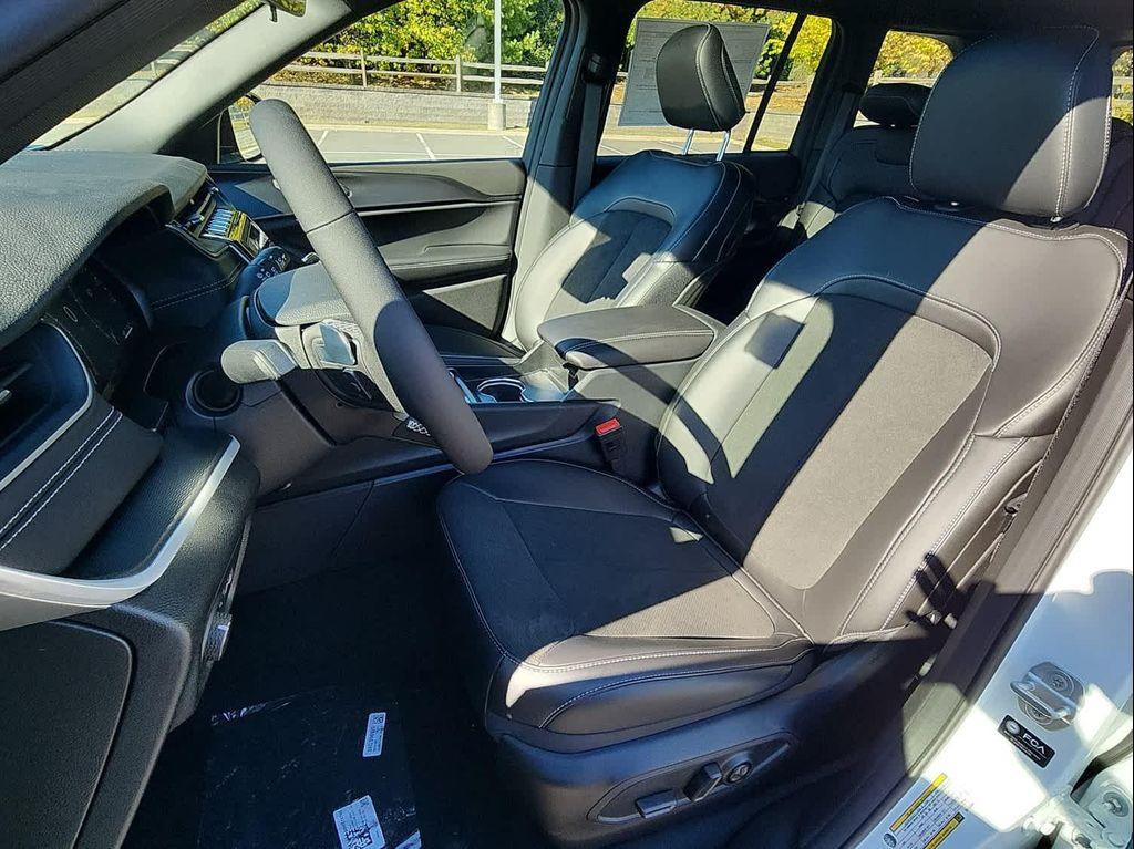 new 2025 Jeep Grand Cherokee car, priced at $44,977