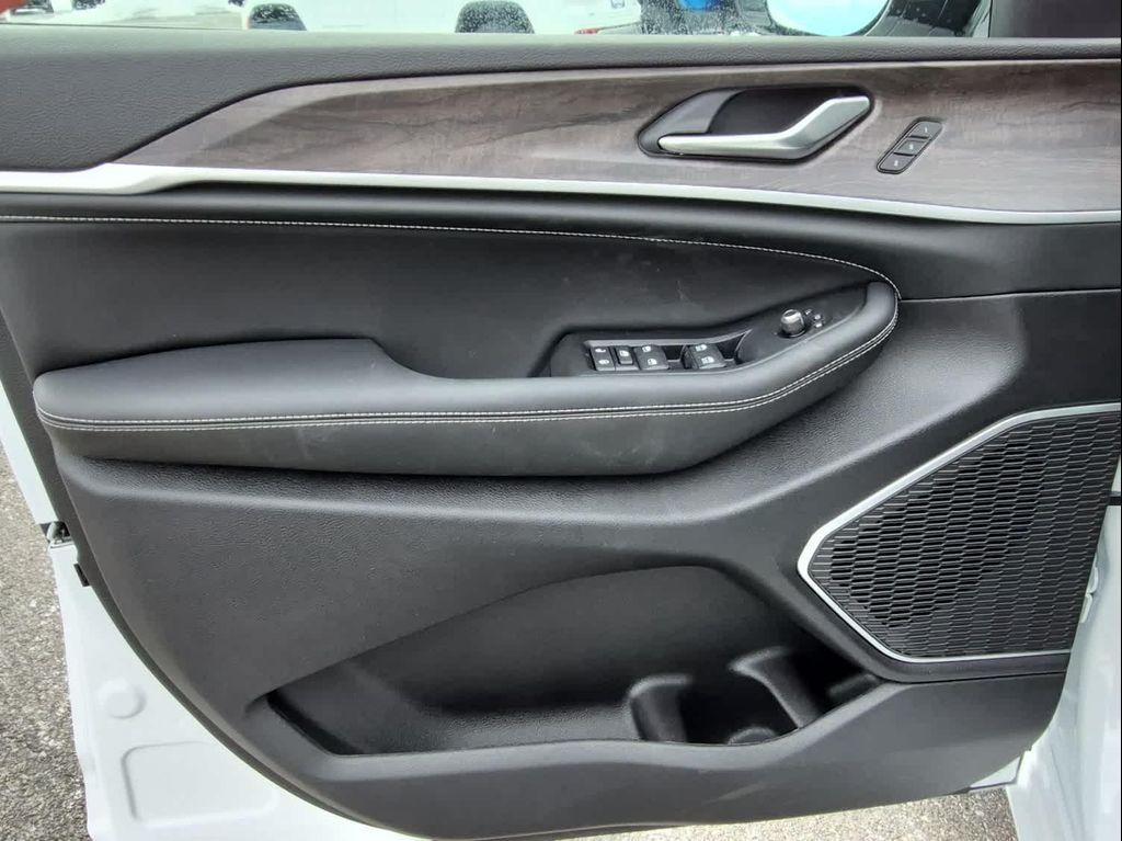 new 2026 Jeep Grand Cherokee car, priced at $53,799