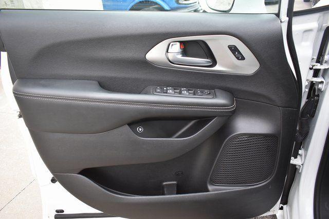 used 2021 Chrysler Pacifica Hybrid car, priced at $21,365