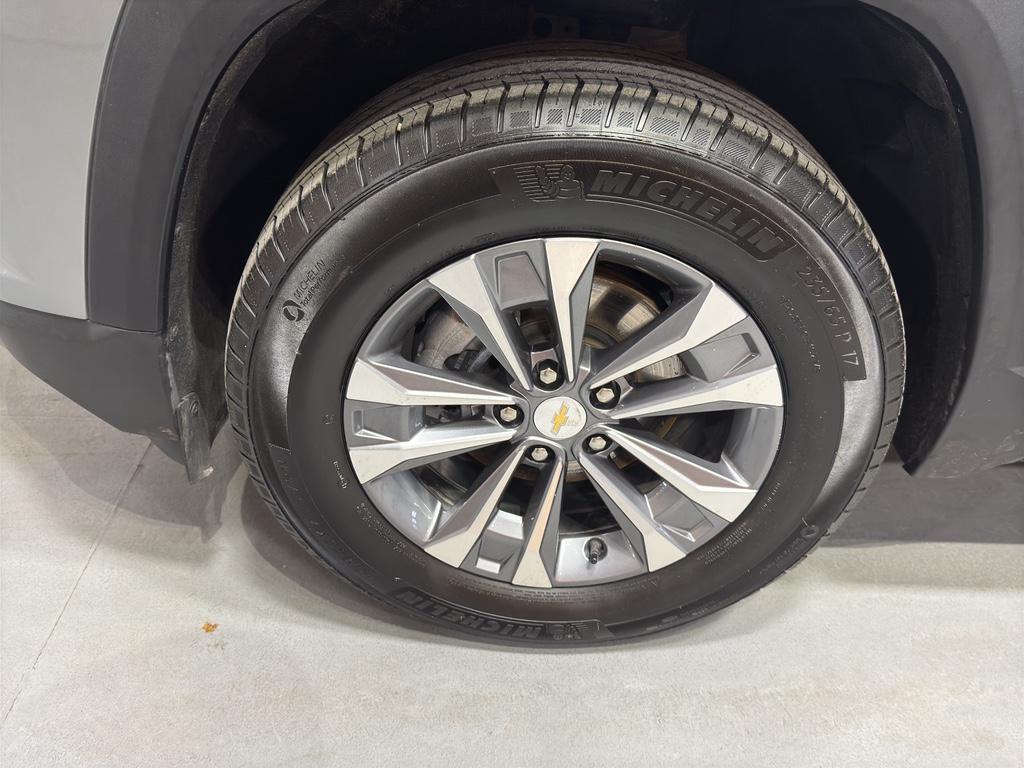 used 2025 Chevrolet Equinox car, priced at $28,240