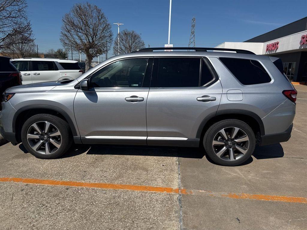 used 2025 Honda Pilot car, priced at $48,995