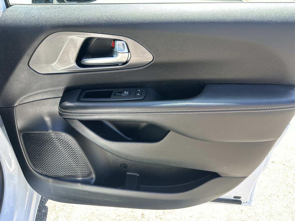 used 2025 Chrysler Pacifica car, priced at $30,248