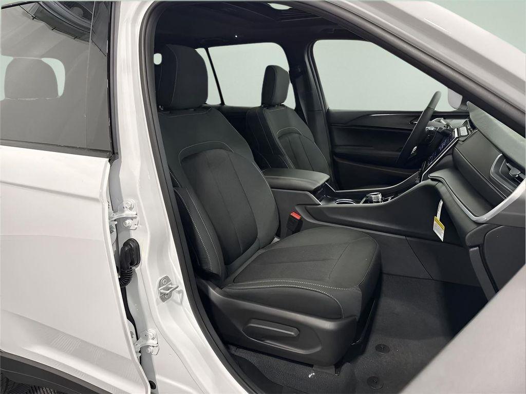 new 2025 Jeep Grand Cherokee car, priced at $40,651