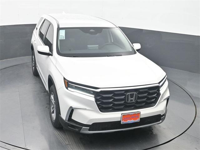 new 2025 Honda Pilot car, priced at $44,799