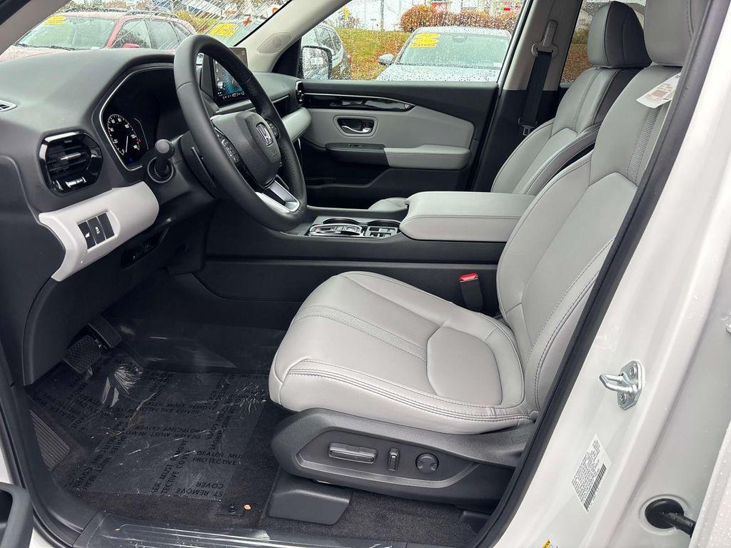 new 2025 Honda Pilot car, priced at $47,550