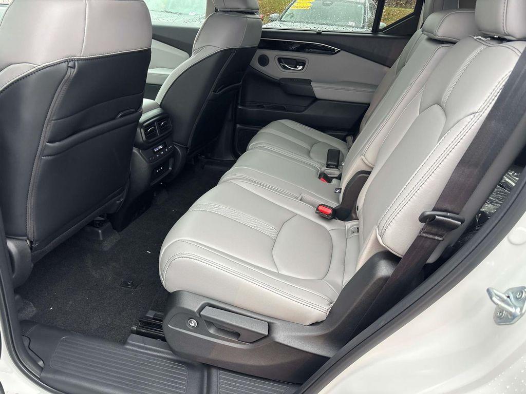 new 2025 Honda Pilot car, priced at $47,550
