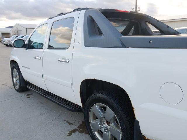 used 2007 Chevrolet Avalanche car, priced at $7,550
