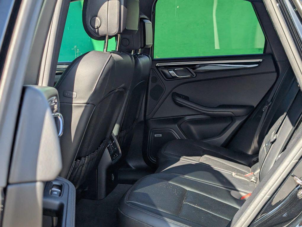 Porsche Macan view 12