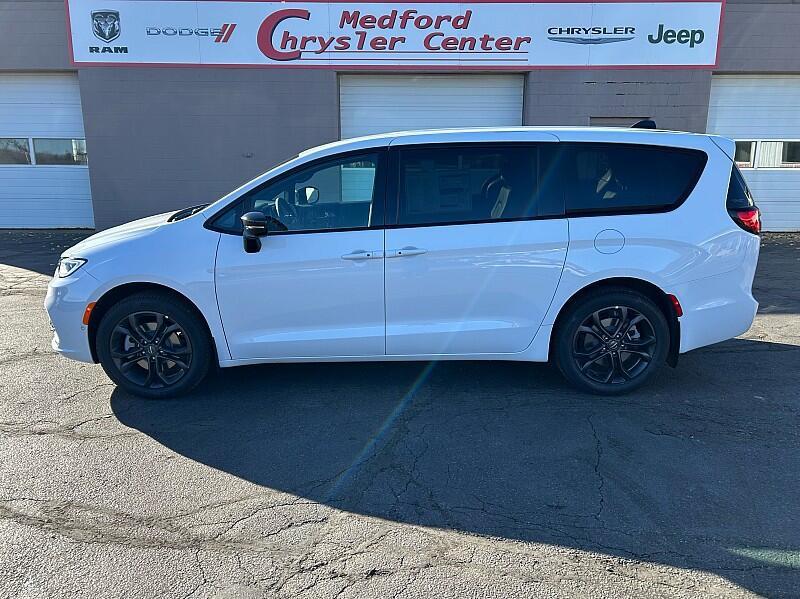 new 2026 Chrysler Pacifica car, priced at $47,000