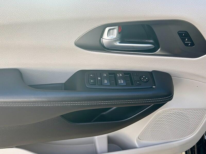 used 2024 Chrysler Pacifica car, priced at $30,184