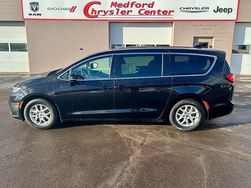 used 2024 Chrysler Pacifica car, priced at $30,184