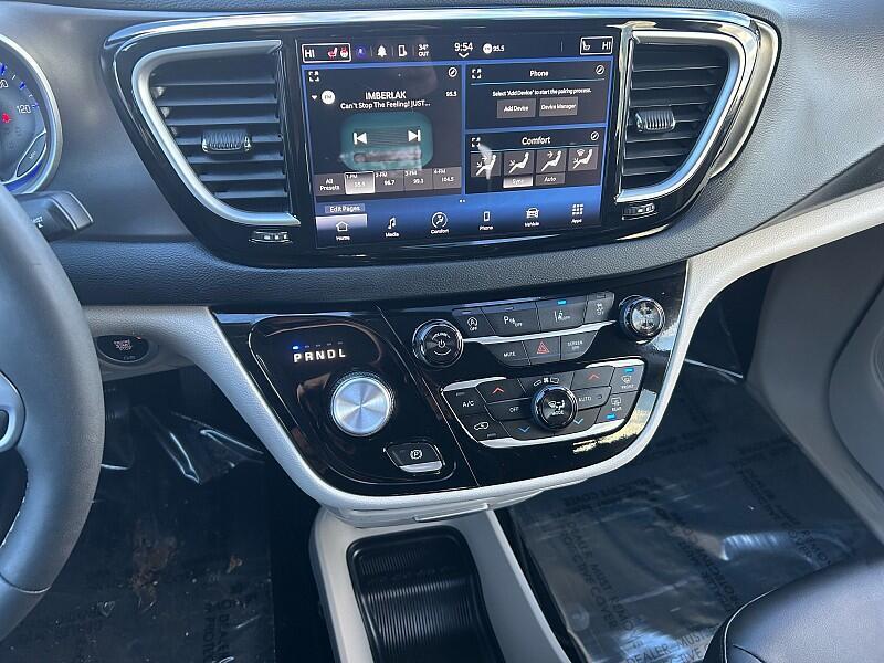 used 2024 Chrysler Pacifica car, priced at $30,184