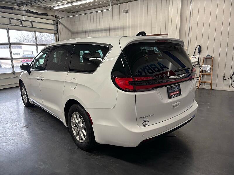 used 2024 Chrysler Pacifica car