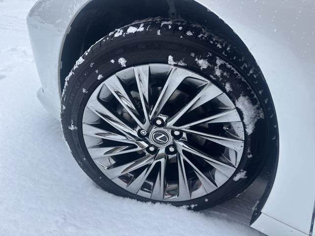 used 2025 Lexus ES 300h car, priced at $48,561