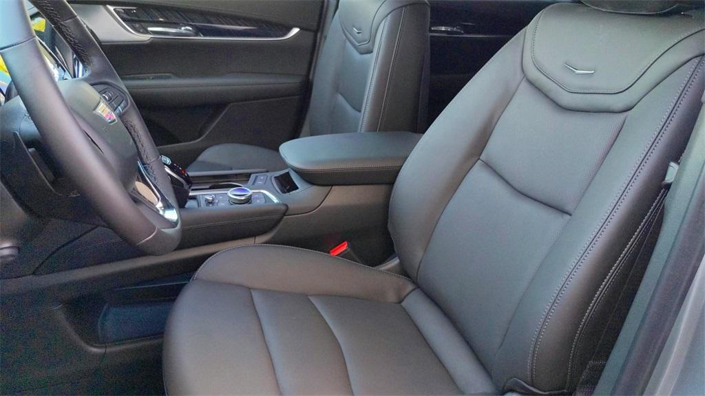 new 2025 Cadillac XT6 car, priced at $51,435