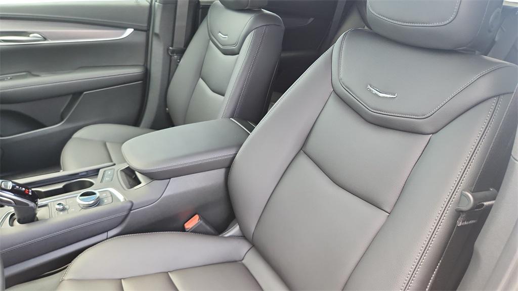 new 2026 Cadillac XT5 car, priced at $47,709