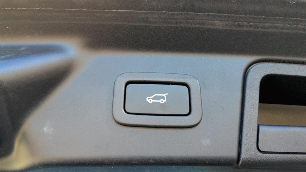 used 2018 Land Rover Range Rover Velar car, priced at $20,091