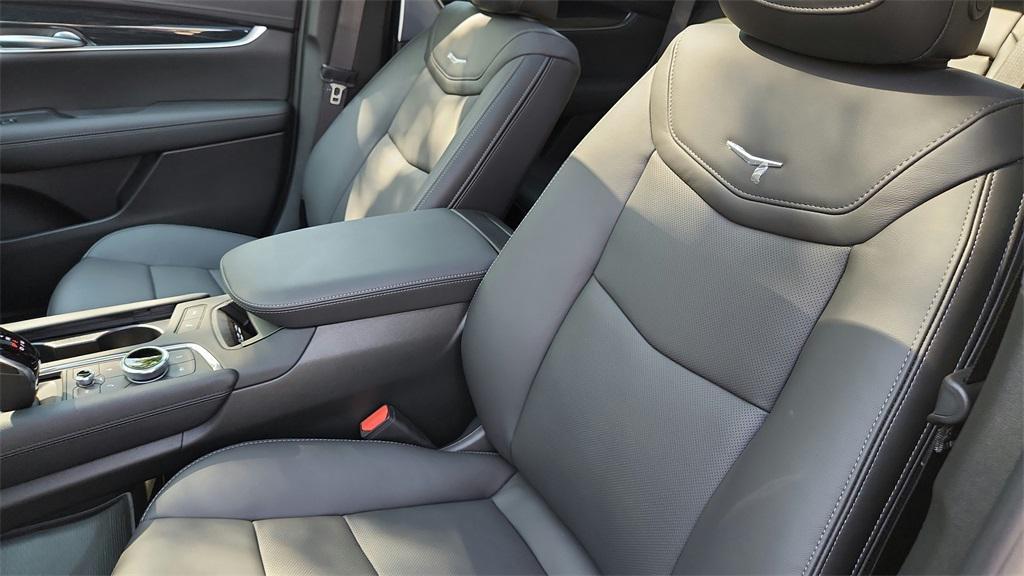 used 2025 Cadillac XT5 car, priced at $38,604