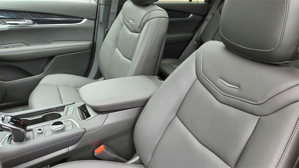 new 2025 Cadillac XT6 car, priced at $51,513