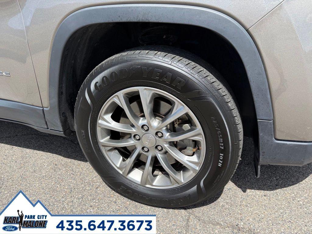 used 2019 Jeep Cherokee car, priced at $11,870