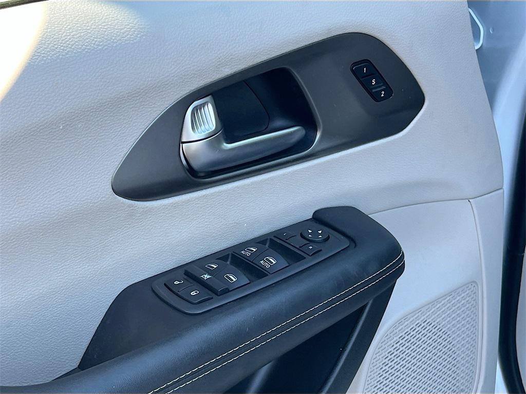 used 2022 Chrysler Pacifica Hybrid car, priced at $26,834