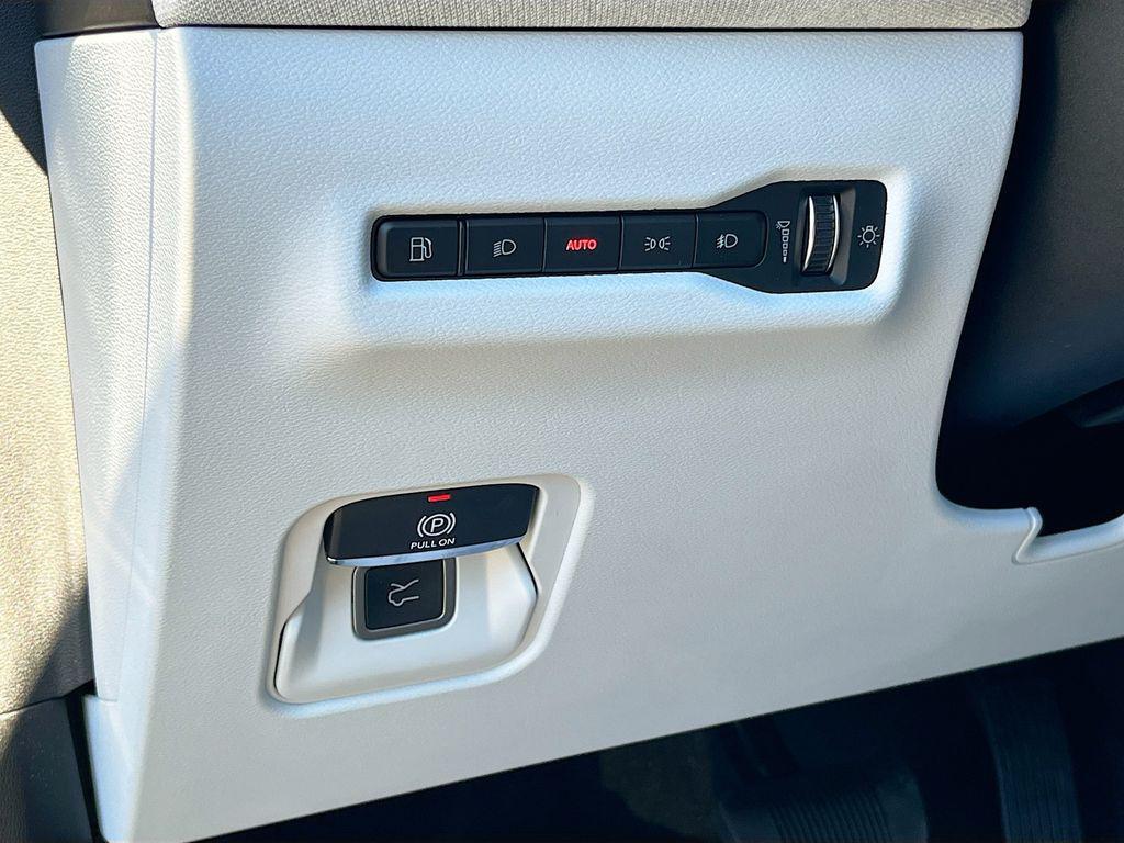 new 2026 Jeep Cherokee car, priced at $39,090