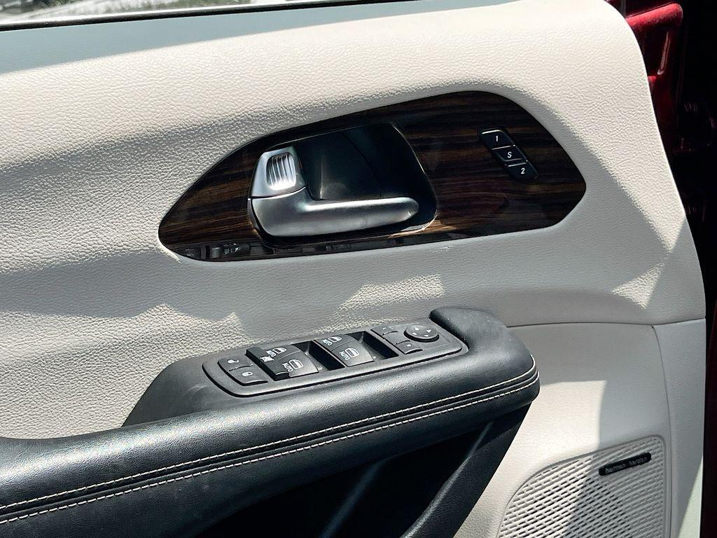 used 2022 Chrysler Pacifica car, priced at $31,093