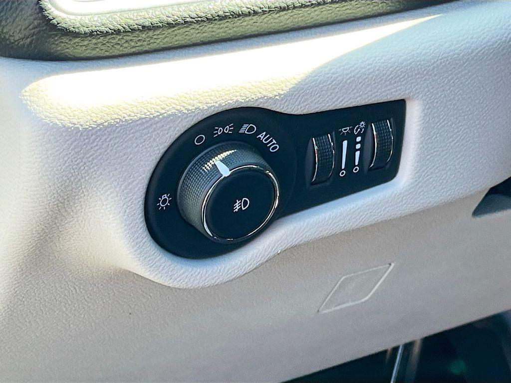 used 2024 Chrysler Pacifica car, priced at $35,401