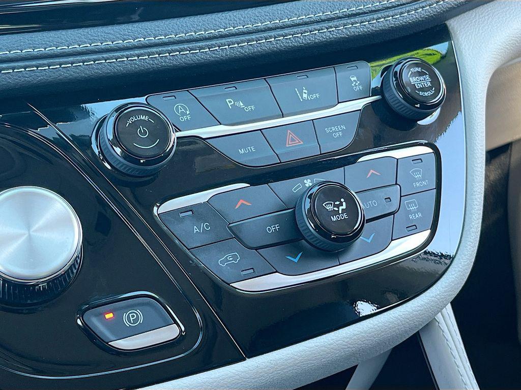 used 2024 Chrysler Pacifica car, priced at $35,401