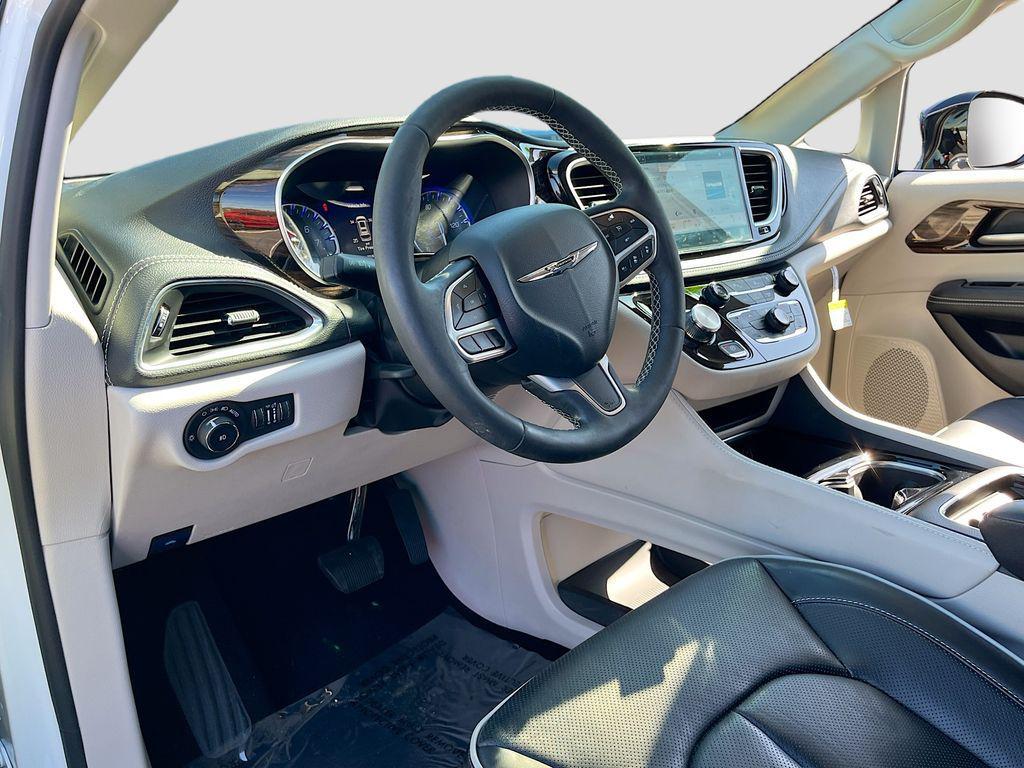 used 2024 Chrysler Pacifica car, priced at $35,401