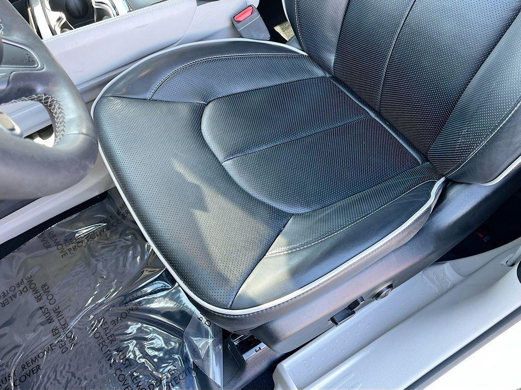 used 2024 Chrysler Pacifica car, priced at $35,401