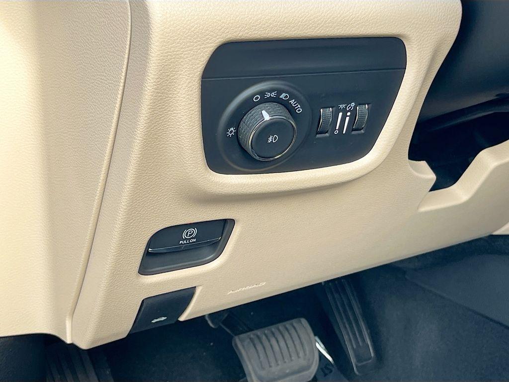 used 2025 Jeep Grand Cherokee car, priced at $39,954