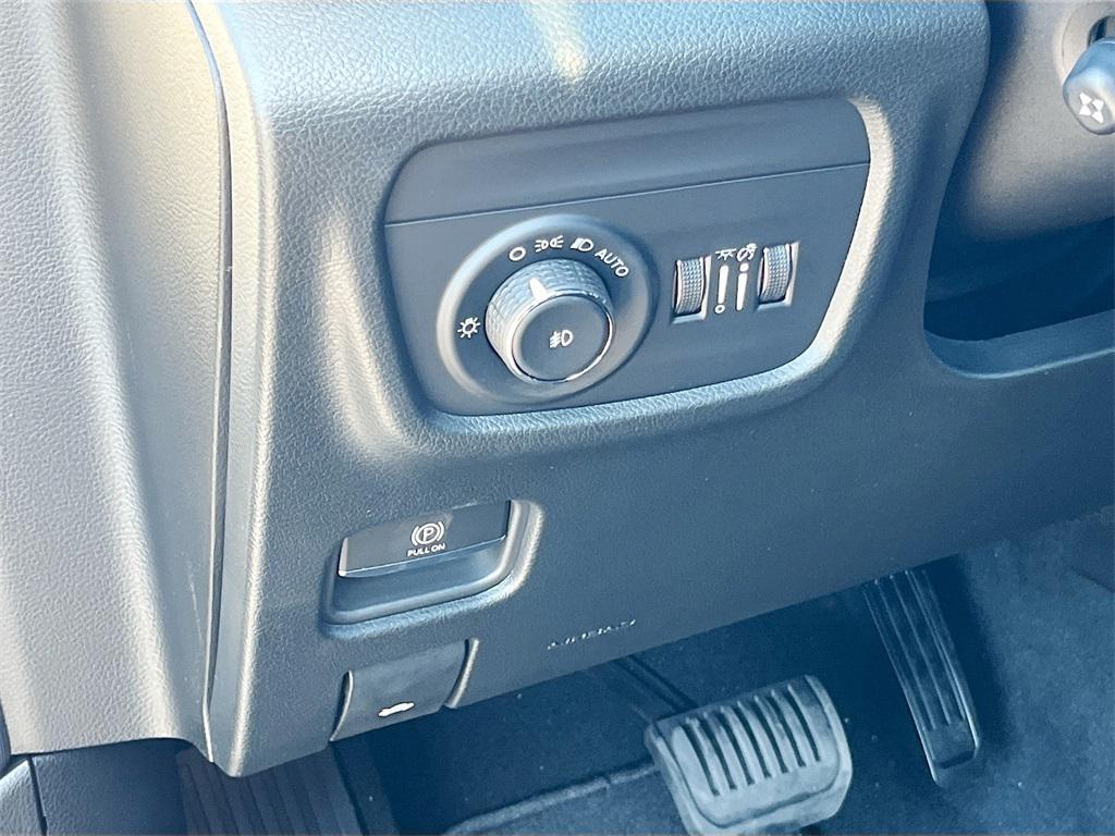 new 2025 Jeep Grand Cherokee car, priced at $43,740