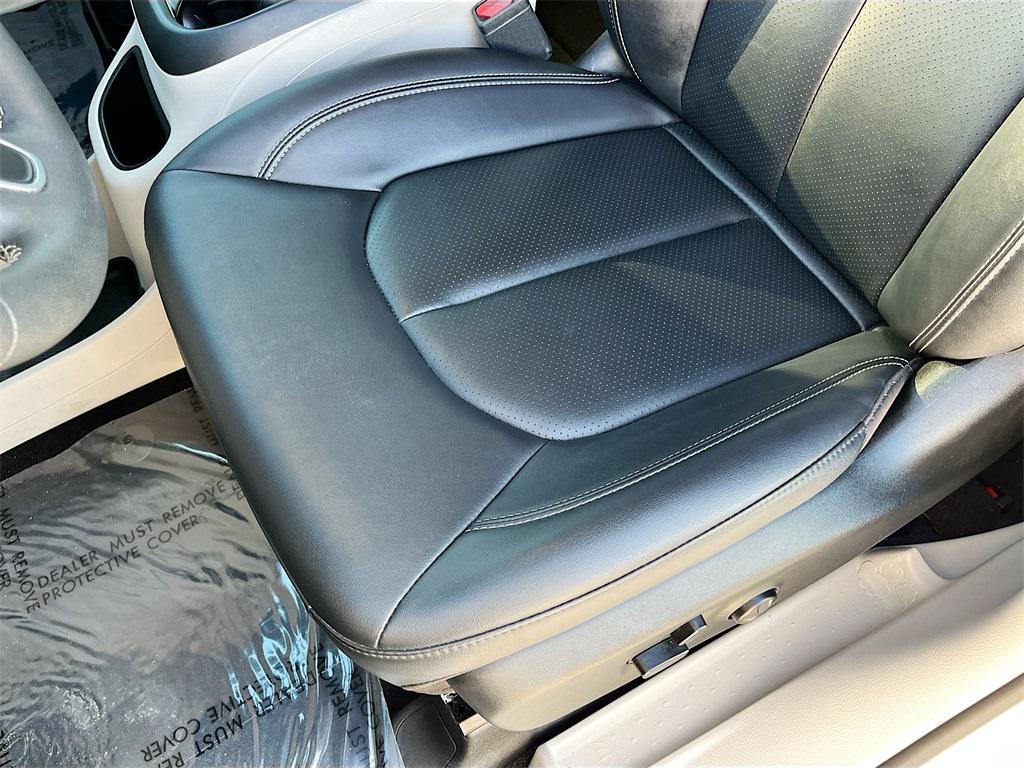 used 2024 Chrysler Pacifica car, priced at $30,241