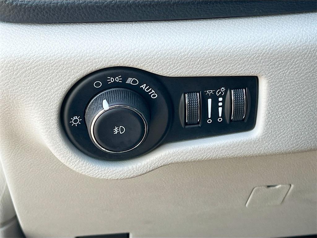 used 2024 Chrysler Pacifica car, priced at $30,241