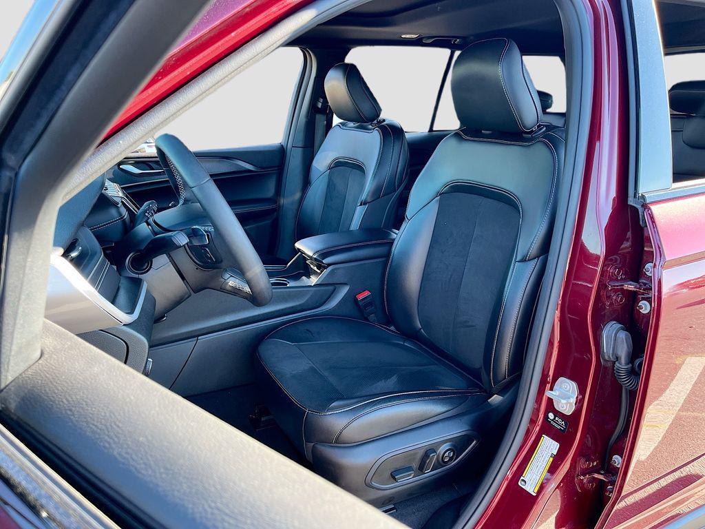 used 2025 Jeep Grand Cherokee car, priced at $34,591