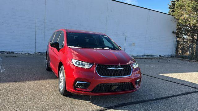 used 2026 Chrysler Pacifica car, priced at $39,745