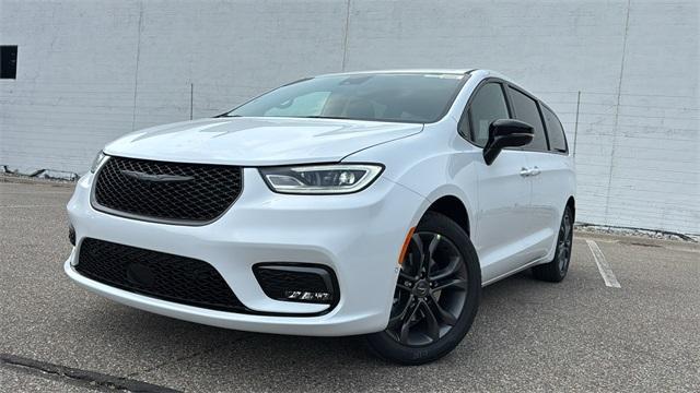 used 2026 Chrysler Pacifica car, priced at $37,757