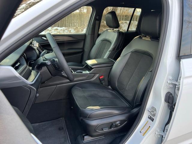 used 2025 Jeep Grand Cherokee car, priced at $35,989