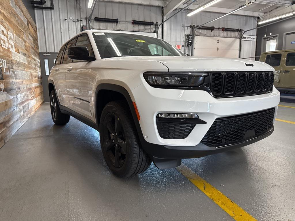 new 2025 Jeep Grand Cherokee car, priced at $44,500